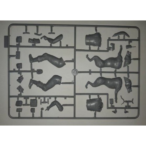 Фигуры и миниатюры Сборная модель 1:16 Фигура Офицер подразделения К-9 IDF с собакой ICM 16102
