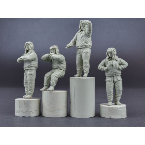 Фигуры и миниатюры Сборная модель 1:35 Фигуры советский танковый экипаж (Зимняя униформа) 1970-80г. Миниарт 37063