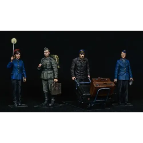 Фігури та мініатюри Збірна модель 1:35 Фігури персонал німецької залізничної станції 1930-40р. Мініарт 38010
