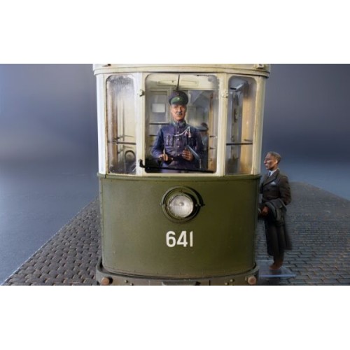 Вагоны и поезда Сборная модель 1:35 Европейский трамвай с пассажирами и экипажем МиниАрт 38009