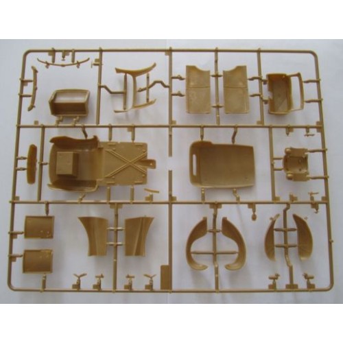 Бронетехніка та артилерія Збірна модель 1:35 Німецький легковий автомобіль Адмірал Кабріолет з фігурами (Друга світова війна) ICM 35471