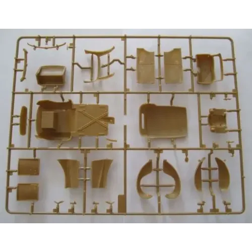 Бронетехніка та артилерія Збірна модель 1:35 Німецький легковий автомобіль Адмірал Кабріолет з фігурами (Друга світова війна) ICM 35471