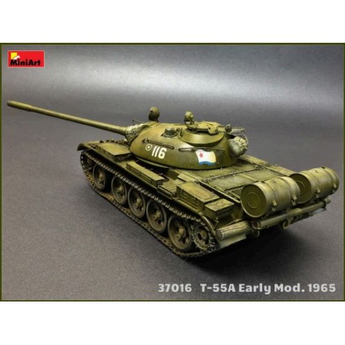 Бронетехника и артиллерия Средний танк Т-55А образца 1965 г., ранний с интерьером 1:35