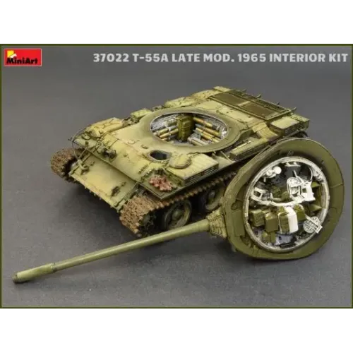 Бронетехника и артиллерия Средний танк Т-55А образца 1965 г., поздний с интерьером 1:35