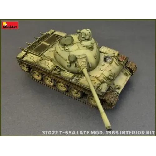 Бронетехника и артиллерия Средний танк Т-55А образца 1965 г., поздний с интерьером 1:35