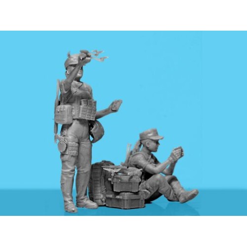 Фигуры и миниатюры Сборная модель 1:35 фигуры женщины-военнослужащие ВСУ "FPV - Дрон" ICM 35755