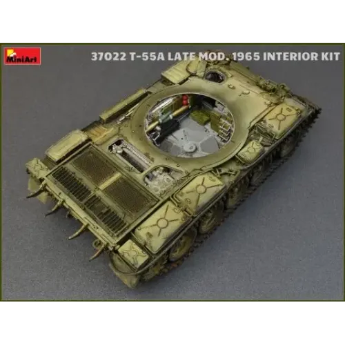 Бронетехника и артиллерия Средний танк Т-55А образца 1965 г., поздний с интерьером 1:35