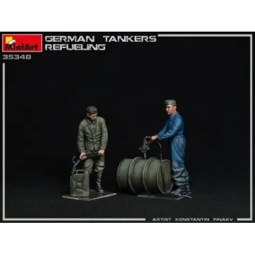 Фігури та мініатюри Збірна модель 1:35 Фігури Німецький танковий екіпаж, що заправляє паливо MiniArt 35348