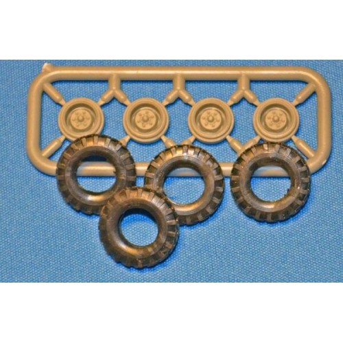 Бронетехника и артиллерия Боевая машина огневой поддержки LAV-150 с 20-мм автоматической и 90мм гладкоствольной пушкой 1:72