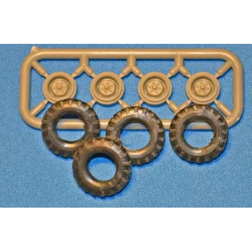 Бронетехника и артиллерия Боевая машина огневой поддержки LAV-150 с 20-мм автоматической и 90мм гладкоствольной пушкой 1:72