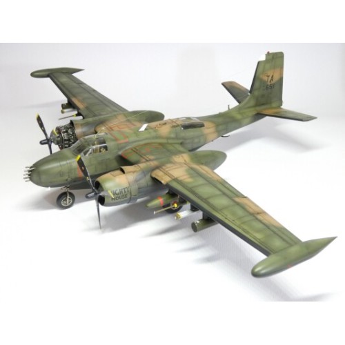 Збірна модель літака Збірна модель 1:48 Літак B-26K Counter Invader, (війна у В'єтнамі) ICM 48279 1:48