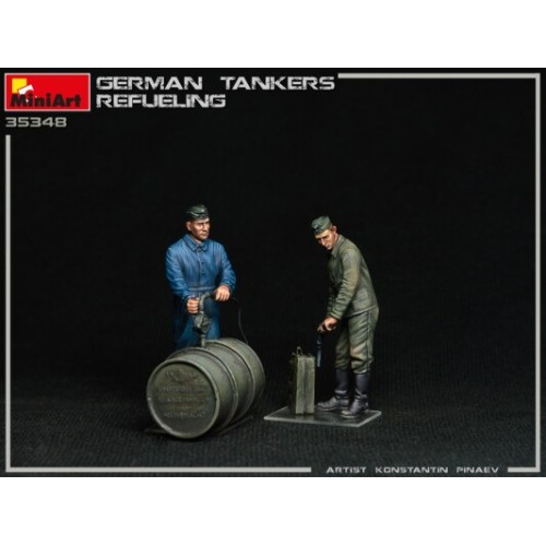 Фігури та мініатюри Збірна модель 1:35 Фігури Німецький танковий екіпаж, що заправляє паливо MiniArt 35348
