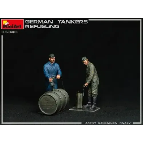 Фігури та мініатюри Збірна модель 1:35 Фігури Німецький танковий екіпаж, що заправляє паливо MiniArt 35348