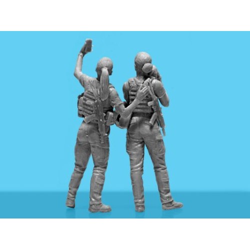 Фигуры и миниатюры Сборная модель 1:35 фигуры женщины-военнослужащие ВСУ "FPV - Дрон" ICM 35755