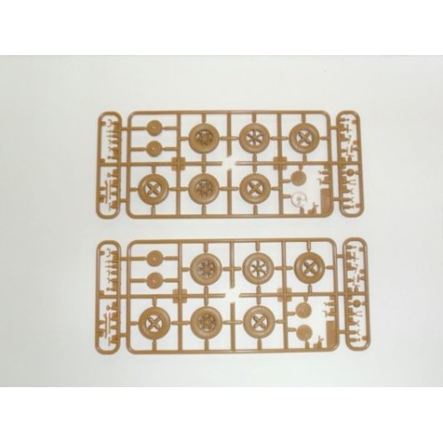 Бронетехника и артиллерия ICM35467 Henschel 33 D1 Kfz.72 WWII German radio communication truck