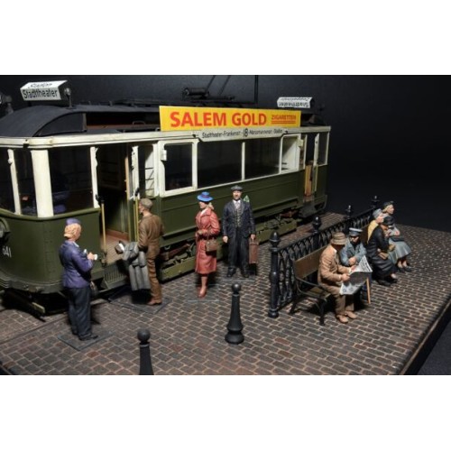 Вагоны и поезда Сборная модель 1:35 Европейский трамвай с пассажирами и экипажем МиниАрт 38009