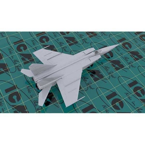 Збірна модель літака Збірна модель 1:72 Літак МіГ-25 RBT ICM72172 1:72