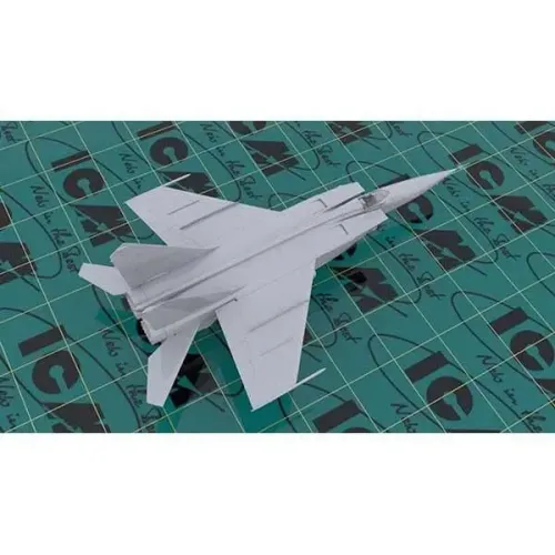 Збірна модель літака Збірна модель 1:72 Літак МіГ-25 RBT ICM72172 1:72