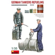 Сборная модель 1:35 Фигуры Немецкий танковый экипаж, заправляющий топливо МиниАрт 35348