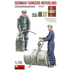 Сборная модель 1:35 Фигуры Немецкий танковый экипаж, заправляющий топливо МиниАрт 35348
