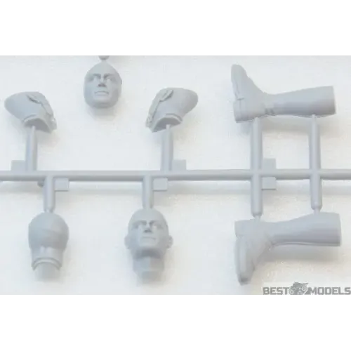 Фигуры и миниатюры Сборная модель 1:16 Фигура Швейцарский гвардеец стражи Ватикана ICM 16002