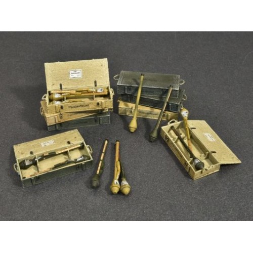 Фігури та мініатюри Збірна модель 1:35 Німецький гранатомет (Панцерфауст 30:60) MiniArt 35253