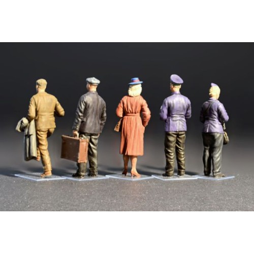 Фігури та мініатюри Збірна модель 1:35 Фігури екіпаж трамвая з пасажирами Miniart 38007