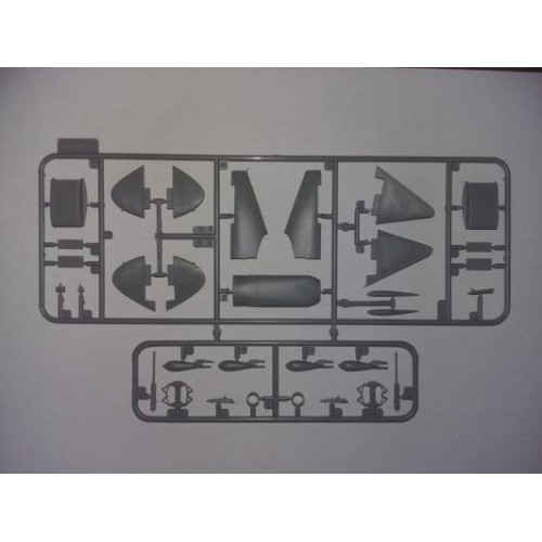 Сборная модель самолета Сборная модель 1:48 Британский истребитель Спитфайр Mk.IXC «Снабжение пива» ICM 48060 1:48