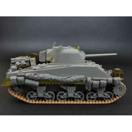 Бронетехника и артиллерия Сборная модель 1:35 Британские Рюкзаки, Сумки и Сложенный брезент 2МВ МиниАрт 35599