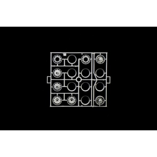 Авто-мото Збірна модель 1:24 Вантажний автомобіль : Тягач Volvo F12 Intercooler з низьким дахом та аксесуарами Italeri 3957