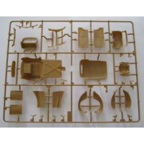 Бронетехніка та артилерія Збірна модель 1:35 Німецький легковий автомобіль Адмірал Кабріолет з фігурами (Друга світова війна) ICM 35471