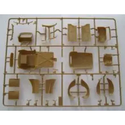 Бронетехніка та артилерія Збірна модель 1:35 Німецький легковий автомобіль Адмірал Кабріолет з фігурами (Друга світова війна) ICM 35471