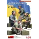 Збірна модель 1:35 Фігури український танковий екіпаж на відпочинку Miniart 37067