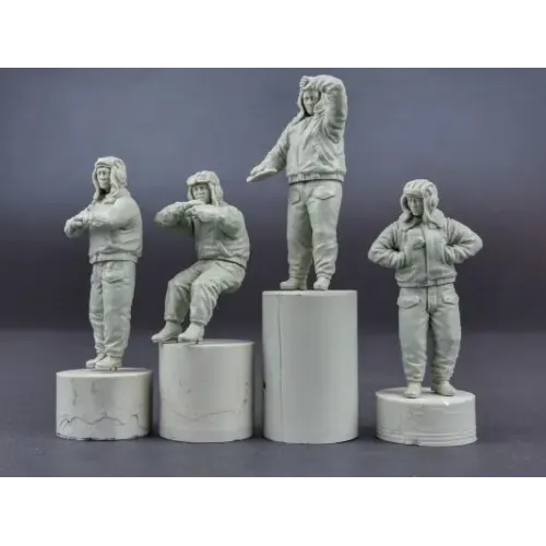 Збірна модель 1:35 Фігури радянський танковий екіпаж (Зимова уніформа) 1970-80р. Miniart 37063