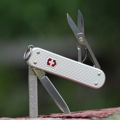 Ножи и мультитулы Victorinox Швейцарский складной нож 58мм Victorinox CLASSIC SD ALOX 0.6221.26