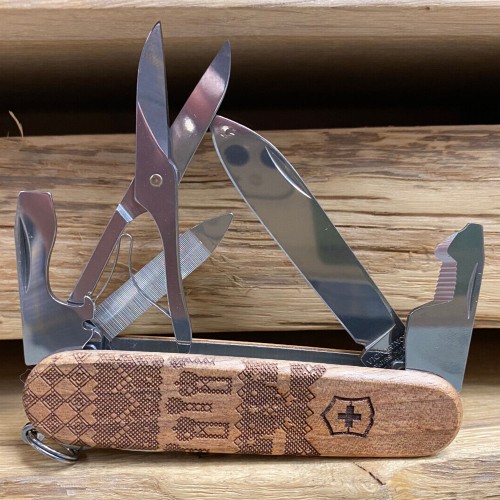 Ножи и мультитулы Victorinox Швейцарский складной нож Victorinox COMPANION Wood Swiss Spirit LE 1.3901.63L23