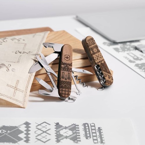 Ножи и мультитулы Victorinox Швейцарский складной нож Victorinox COMPANION Wood Swiss Spirit LE 1.3901.63L23